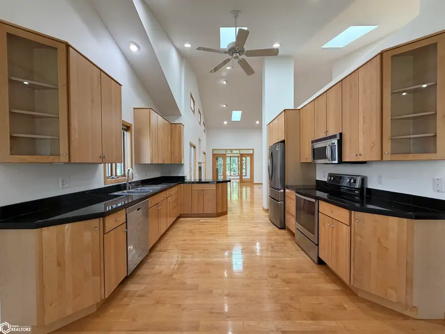 1102 S 12th Avenue W, Newton, IA 50208 - #3