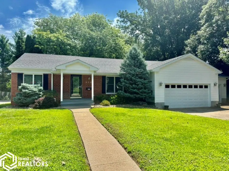 312 Sunrise Lane, Burlington, IA 52601 - #2