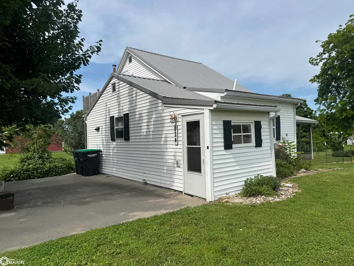 124 N Cross Street, Birmingham, IA 52535 - #1