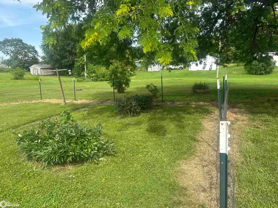 124 N Cross Street, Birmingham, IA 52535 - #3