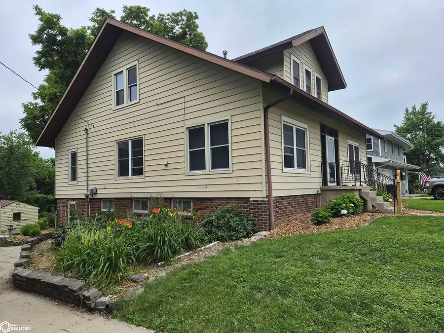 1225 N 4th Avenue W, Newton, IA 50208 - #2
