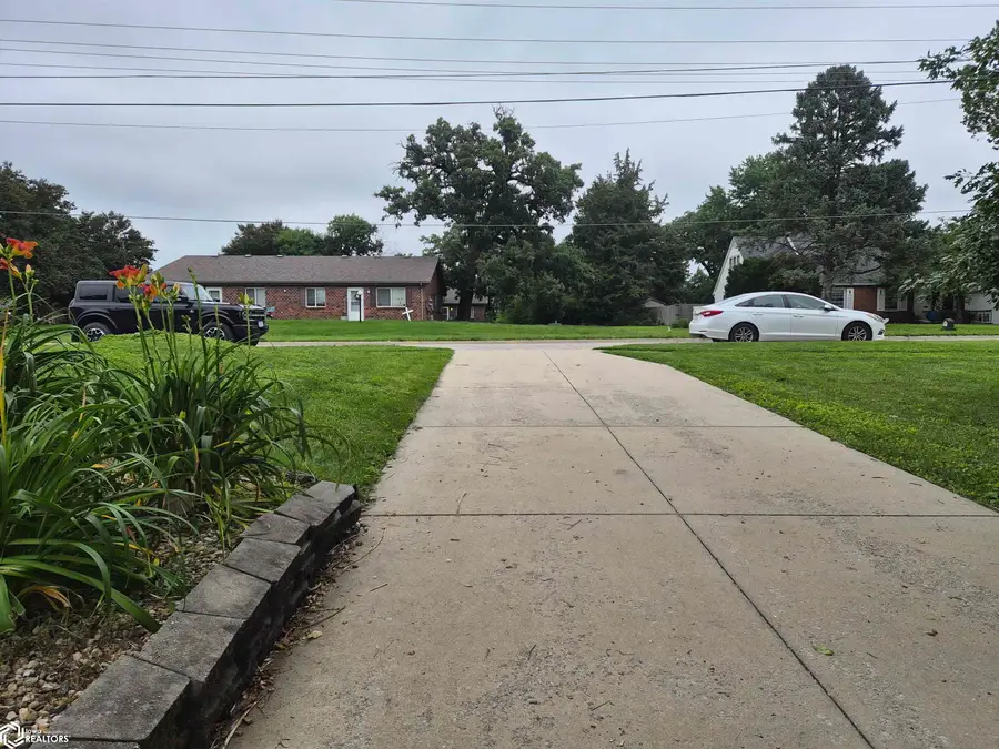 1225 N 4th Avenue W, Newton, IA 50208 - #3