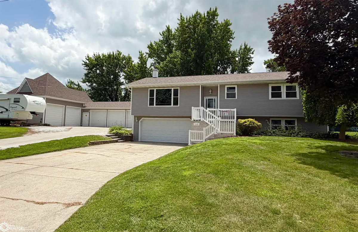 1115 N 9th Avenue E, Newton, IA 50208 - #1