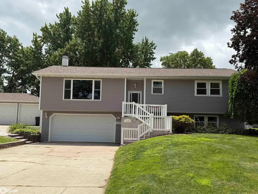 1115 N 9th Avenue E, Newton, IA 50208 - #2