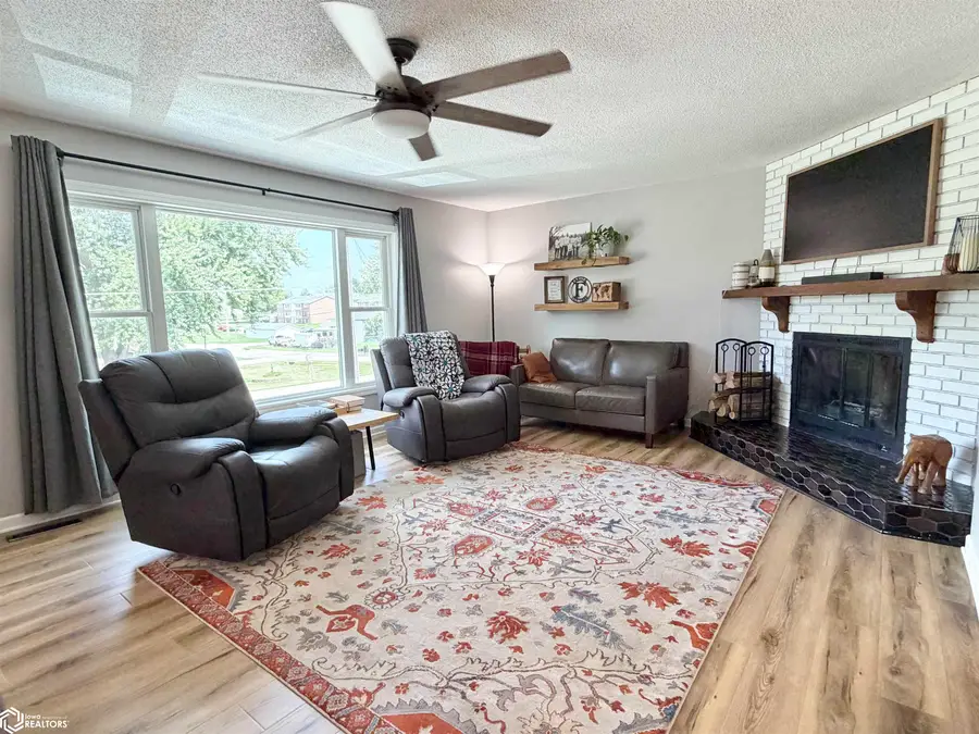 1115 N 9th Avenue E, Newton, IA 50208 - #3