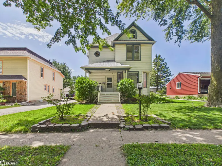 910 1st Avenue E, Oskaloosa, IA 52577 - #2