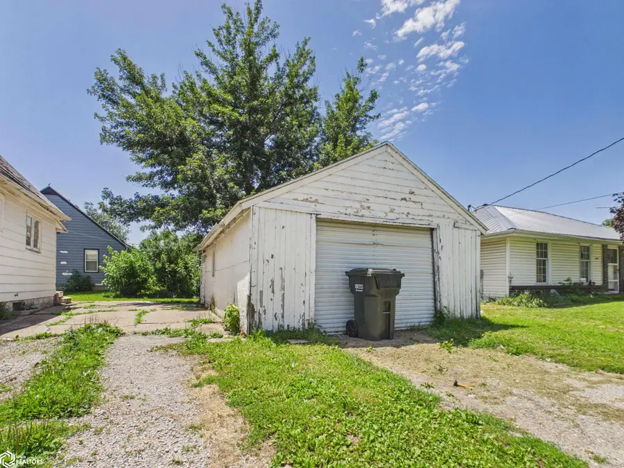 903 S 11th Street, Oskaloosa, IA 52577 - #3