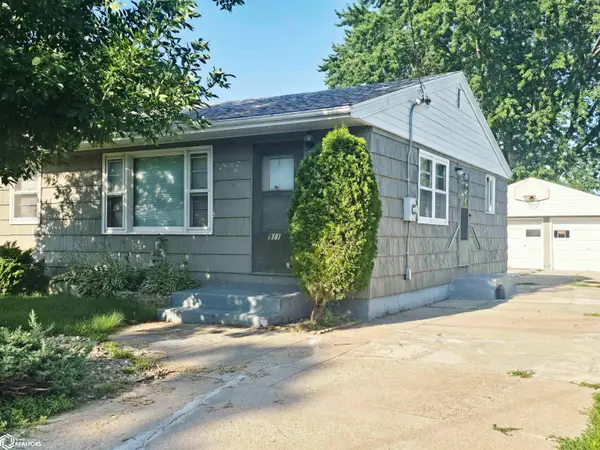 911 N Polk Avenue, Mason City, IA 50401