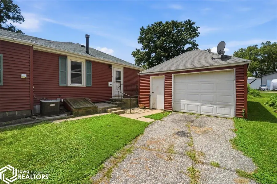 1518 11th Street, Eldora, IA 50627 - #2