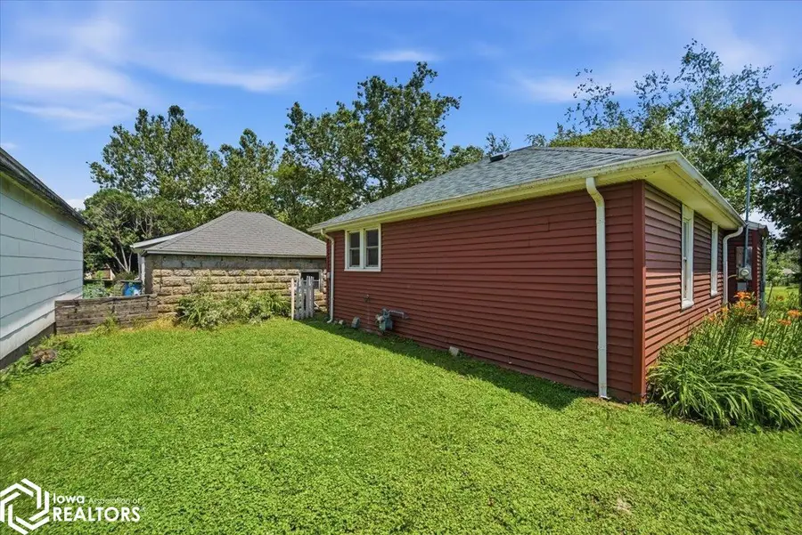1518 11th Street, Eldora, IA 50627 - #3