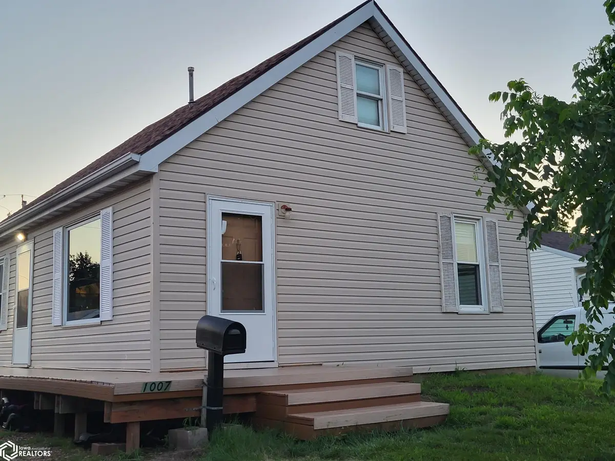 1007 S 7th Avenue, Marshalltown, IA 50158 - #1