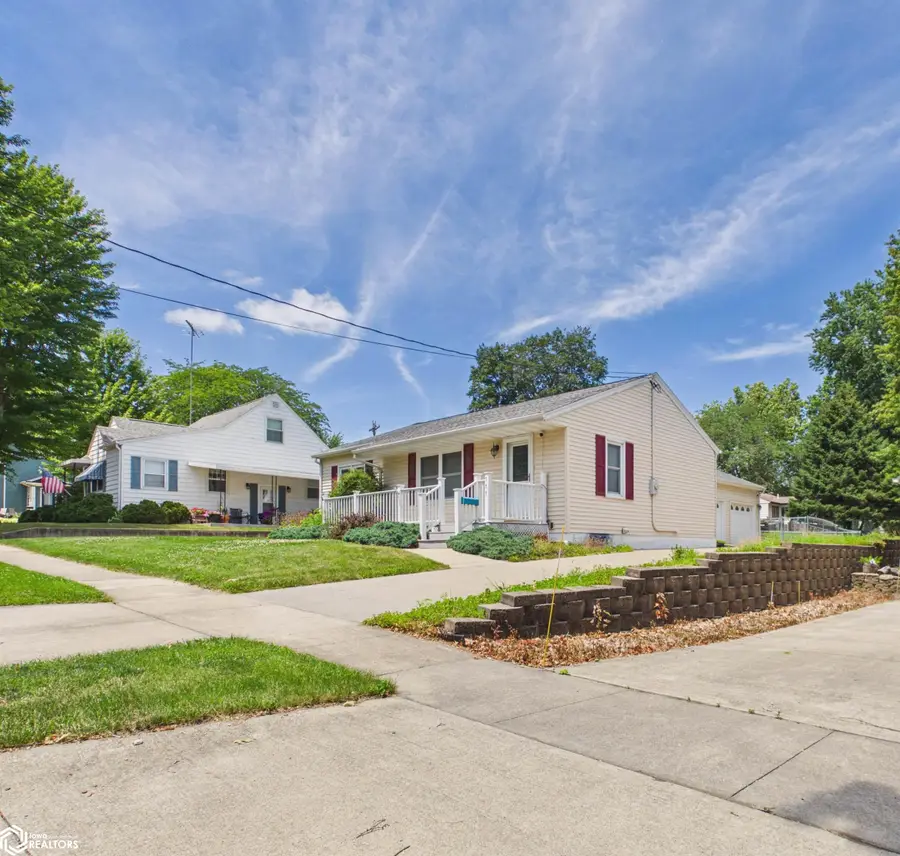 111 Rosenberger Avenue, Oskaloosa, IA 52577 - #2