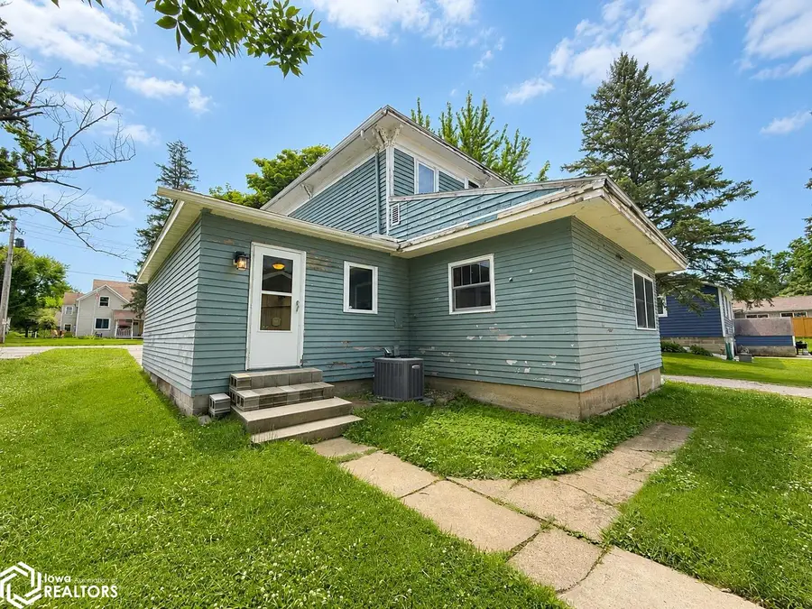 208 S Lake St, Lake Mills, IA 50450 - #2