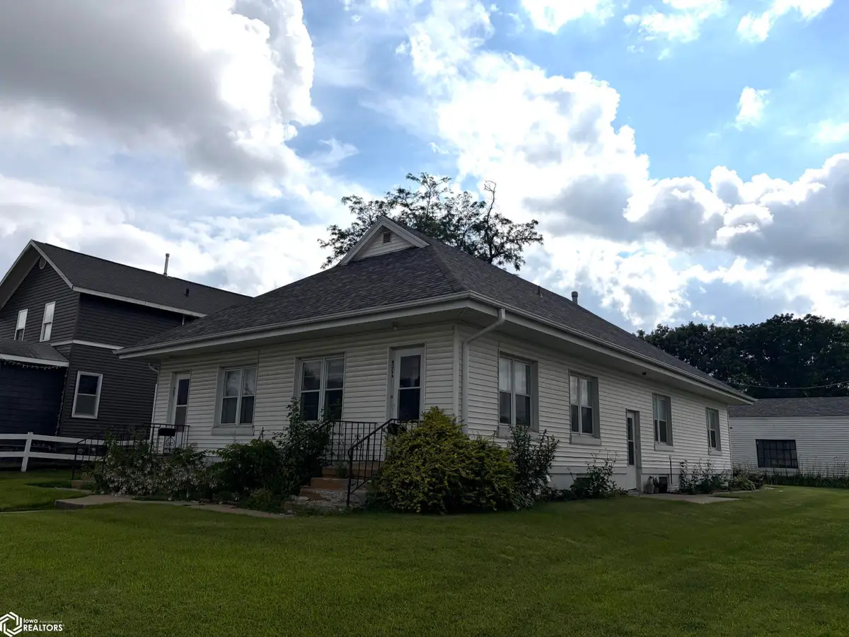 406 N 3rd Avenue, Marshalltown, IA 50158 - #1
