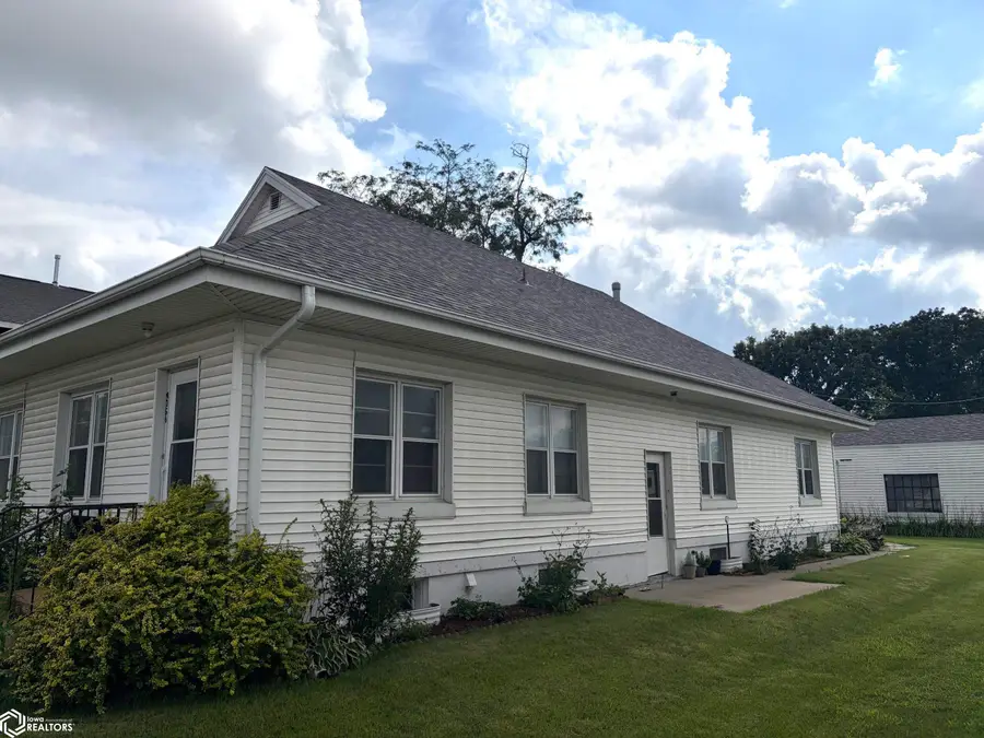 406 N 3rd Avenue, Marshalltown, IA 50158 - #2
