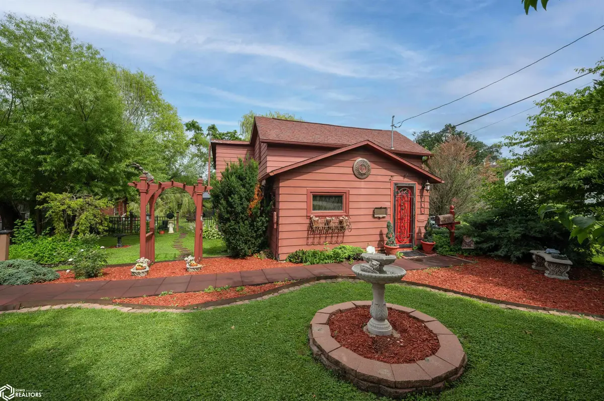 306 N 8th Avenue N, Vinton, IA 52349 - #1