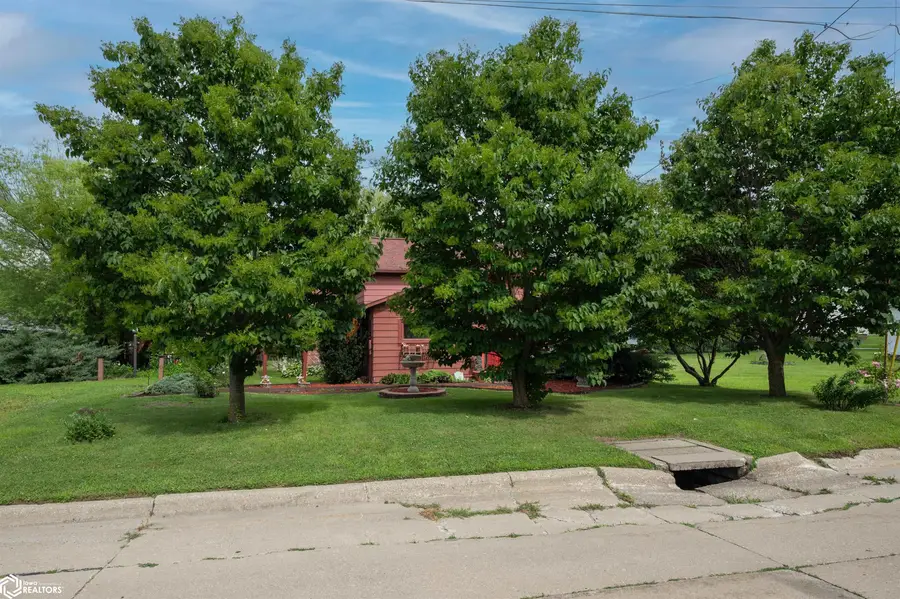 306 N 8th Avenue N, Vinton, IA 52349 - #2