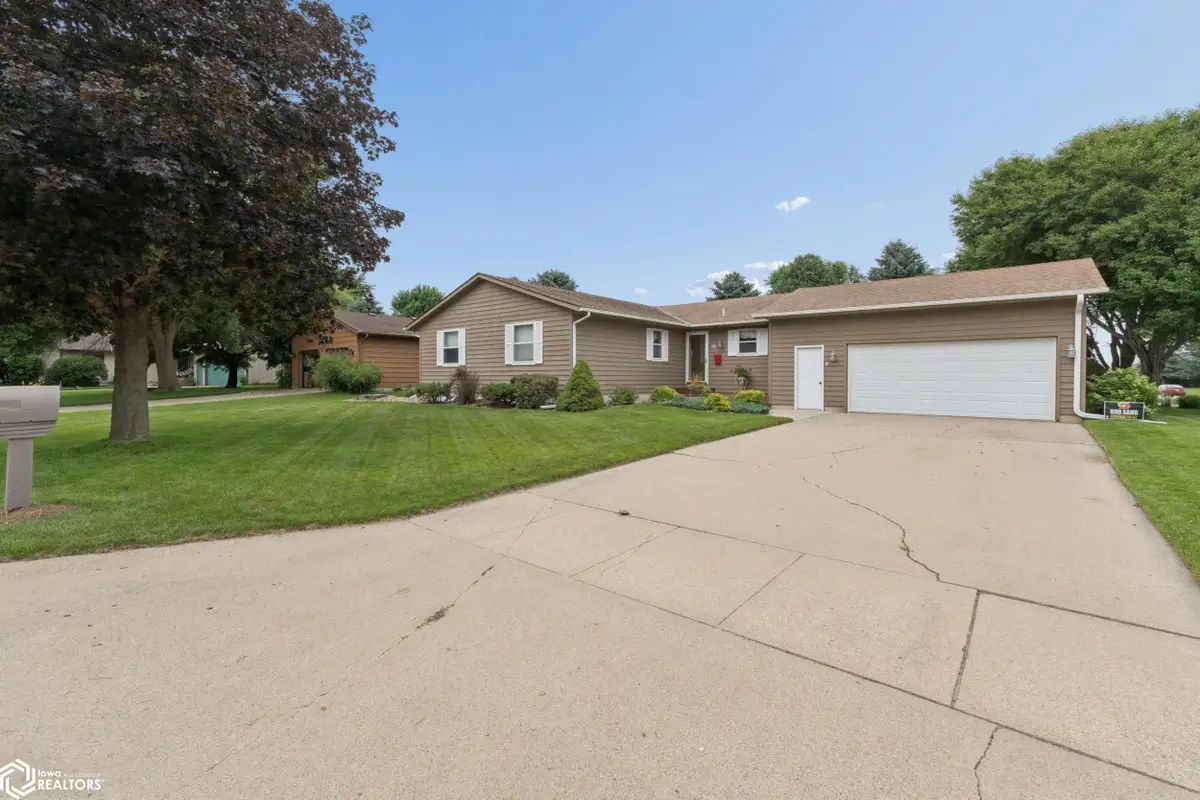 25 Charlestown Square, Mason City, IA 50401 - #1