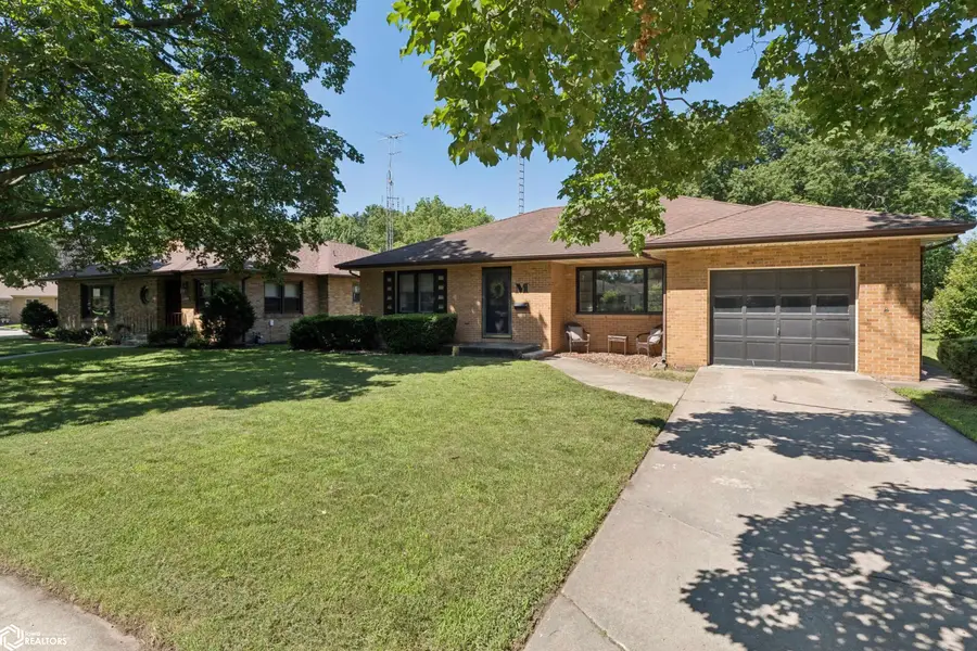 616 S Vermont Avenue, Mason City, IA 50401 - #2