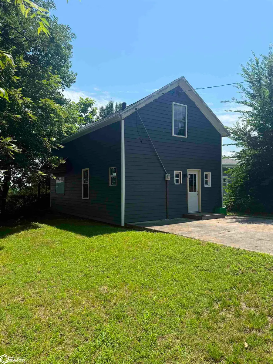 317 S 3rd Street, Burlington, IA 52601 - #2