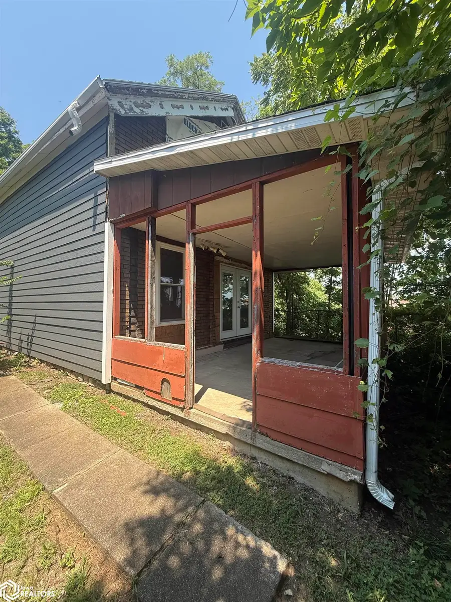 317 S 3rd Street, Burlington, IA 52601 - #3