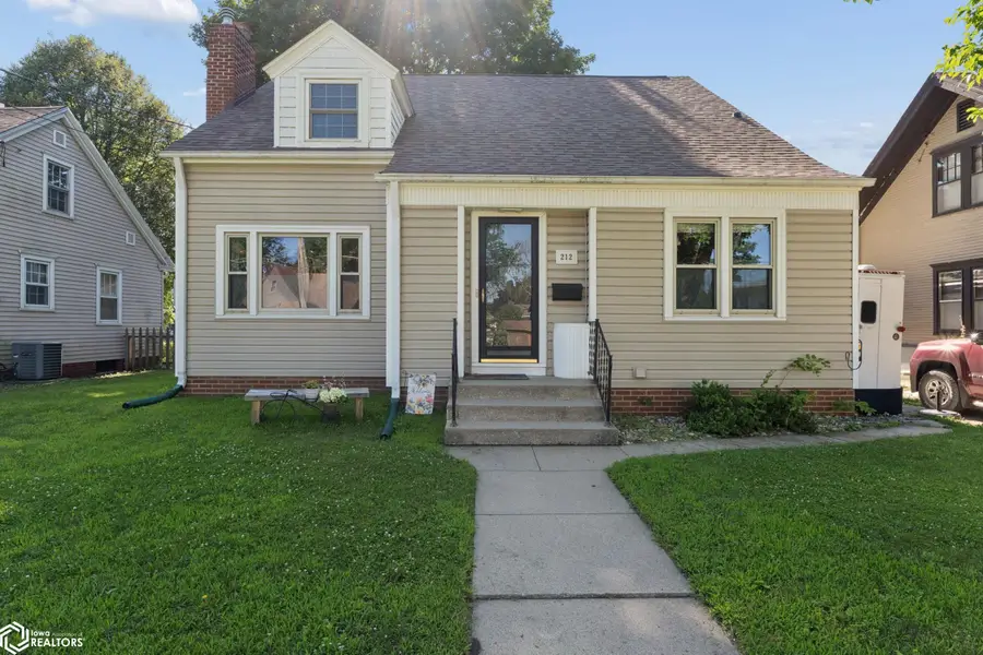 212 S Vermont Avenue, Mason City, IA 50401 - #2