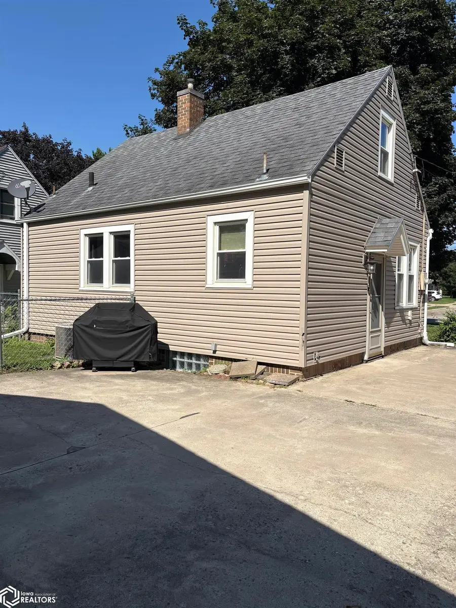 230 S Indiana Avenue, Mason City, IA 50428 - #2