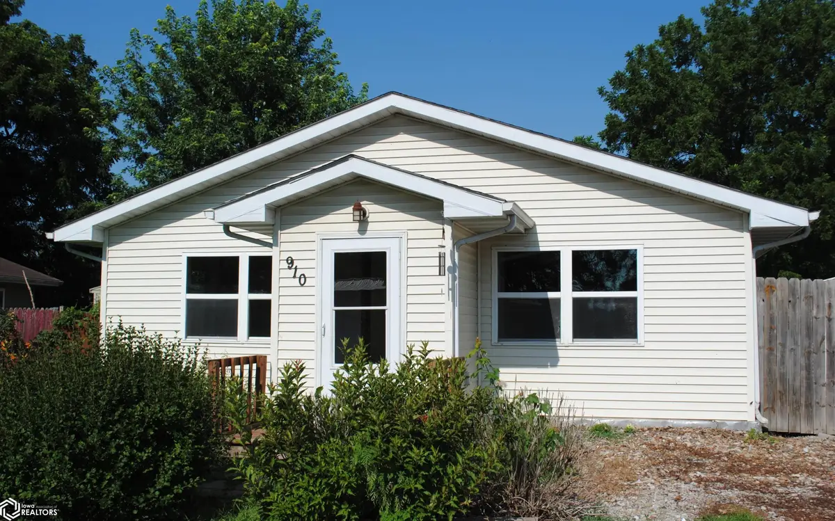 910 N 9th St, Fairfield, IA 52556 - #1