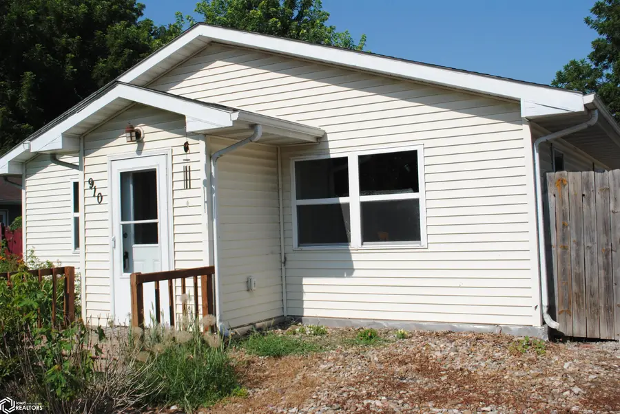 910 N 9th St, Fairfield, IA 52556 - #2