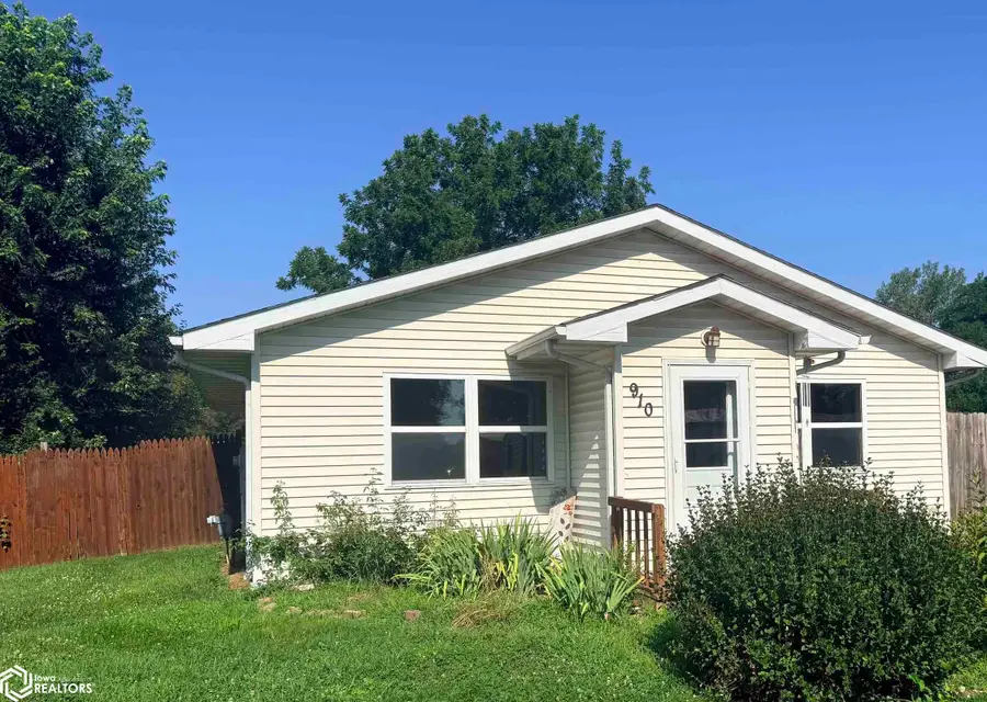 910 N 9th St, Fairfield, IA 52556 - #3
