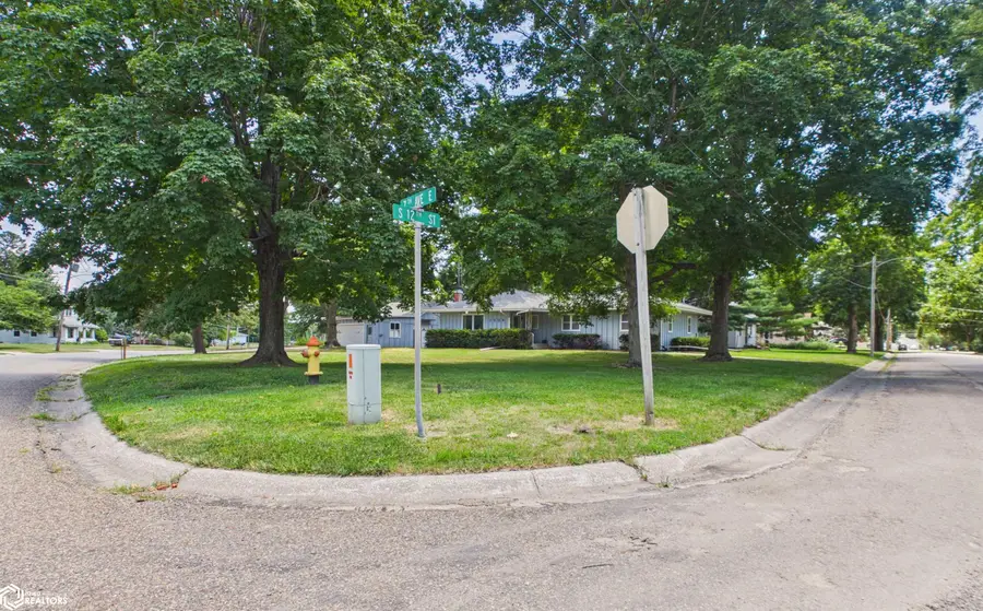 1304 7th Avenue E, Oskaloosa, IA 52577 - #3