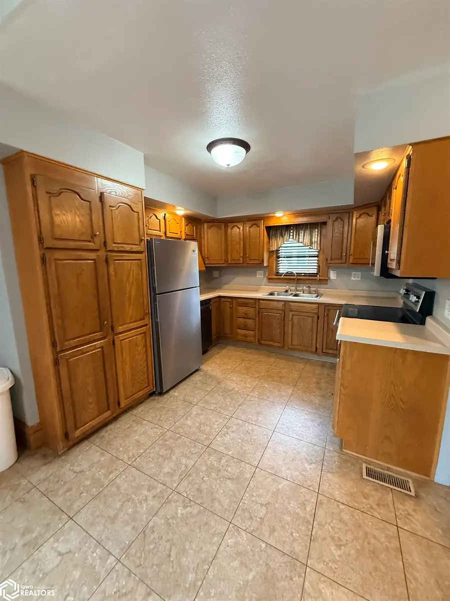 609 1st Avenue Se, Clarion, IA 50525 - #3
