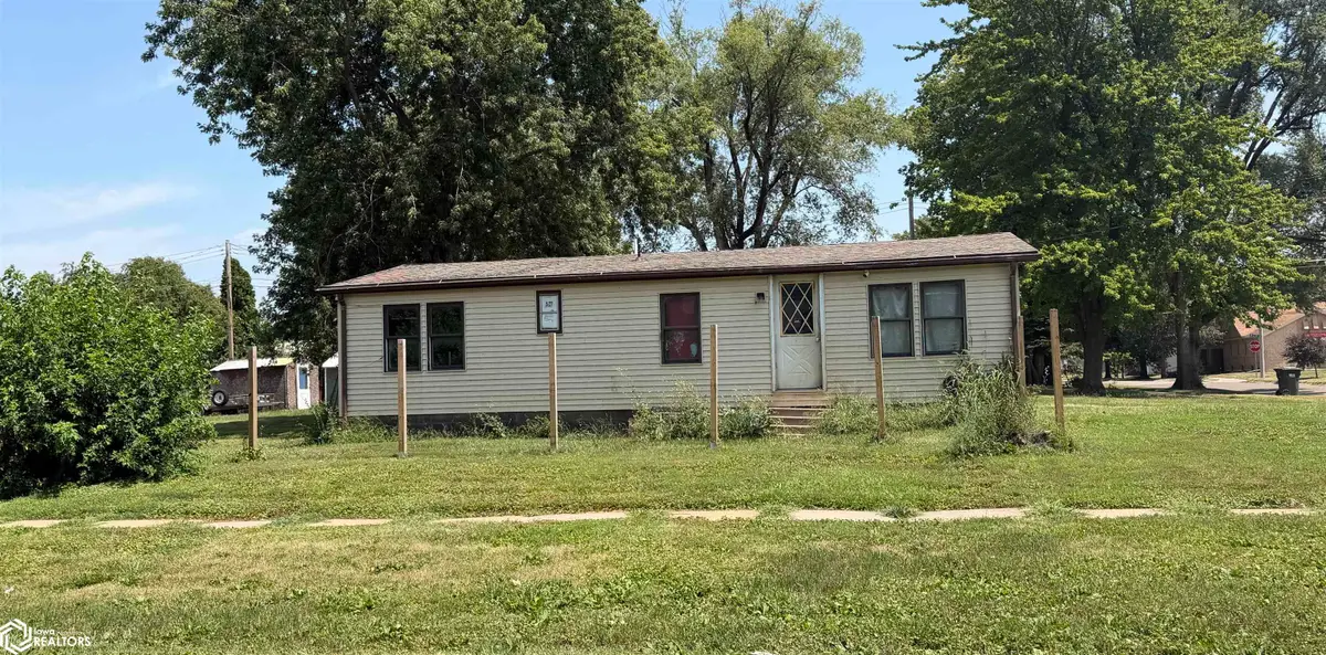 1015 B Avenue W, Oskaloosa, IA 52577 - #1