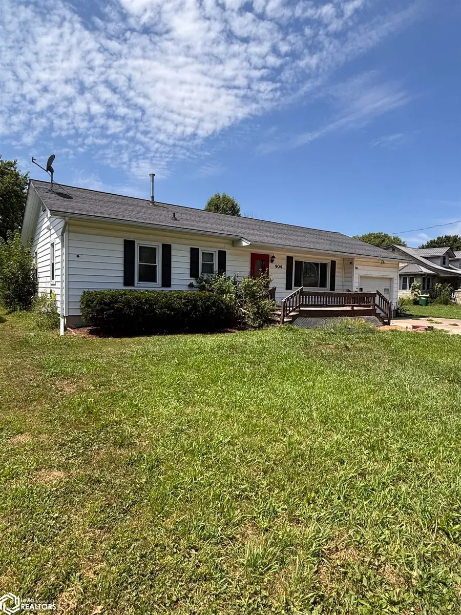 904 S 6th Street, Fairfield, IA 52556 - #3
