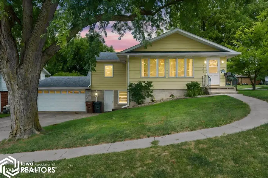 341 E Avenue, Nevada, IA 50201 - #2