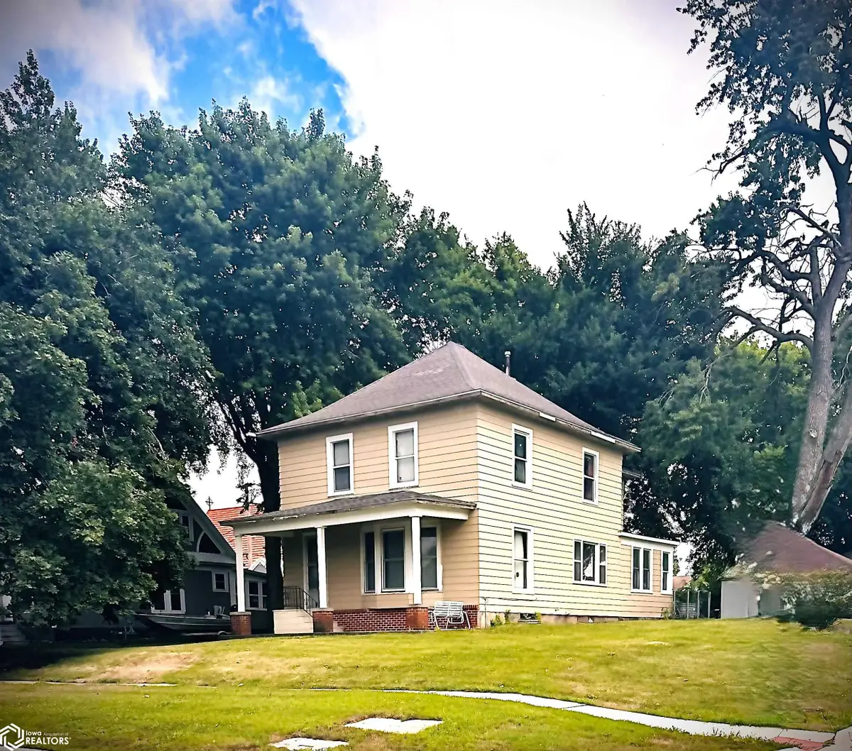 207 S 3rd St, Montezuma, IA 50171 - #1