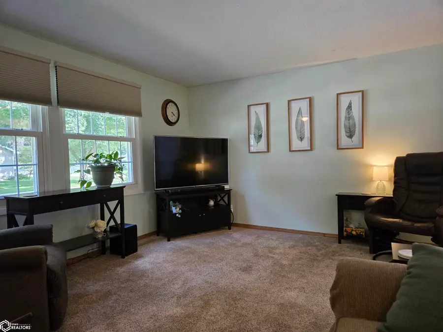 1006 N Taylor Avenue, Mason City, IA 50401 - #3