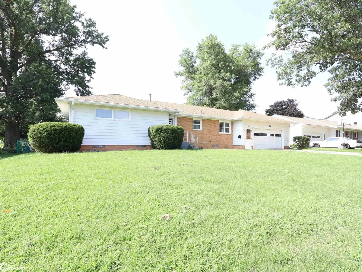 202 W Meadow Lane, Marshalltown, IA 50158 - #1