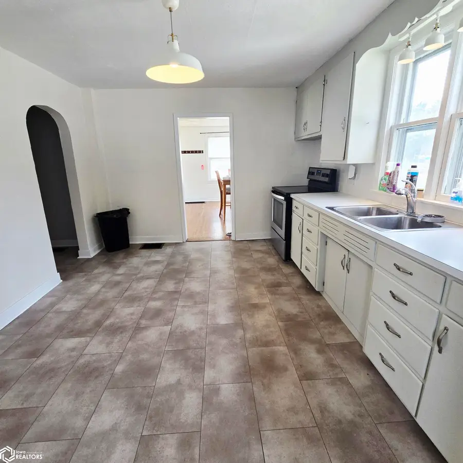 1119 2nd Avenue E, Oskaloosa, IA 52577 - #2