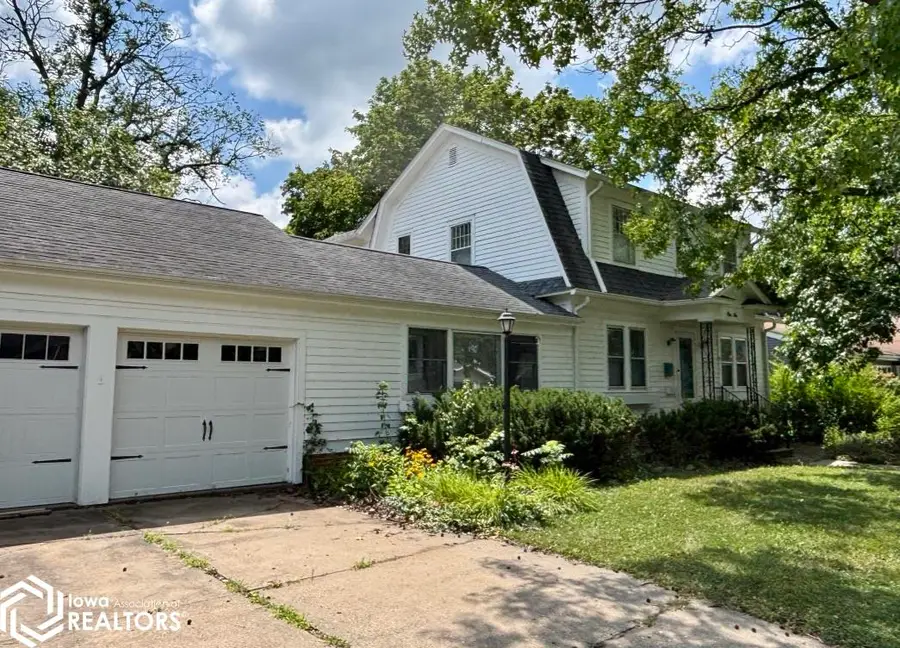 110 Iowa Avenue, Fairfield, IA 52556 - #2