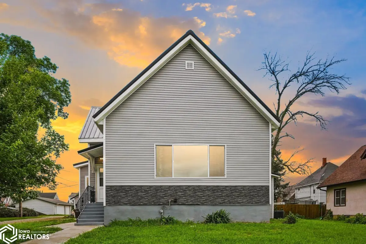 208 N 3rd Street, Marshalltown, IA 50158 - #1