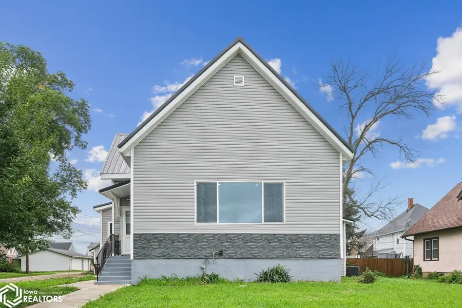 208 N 3rd Street, Marshalltown, IA 50158 - #2