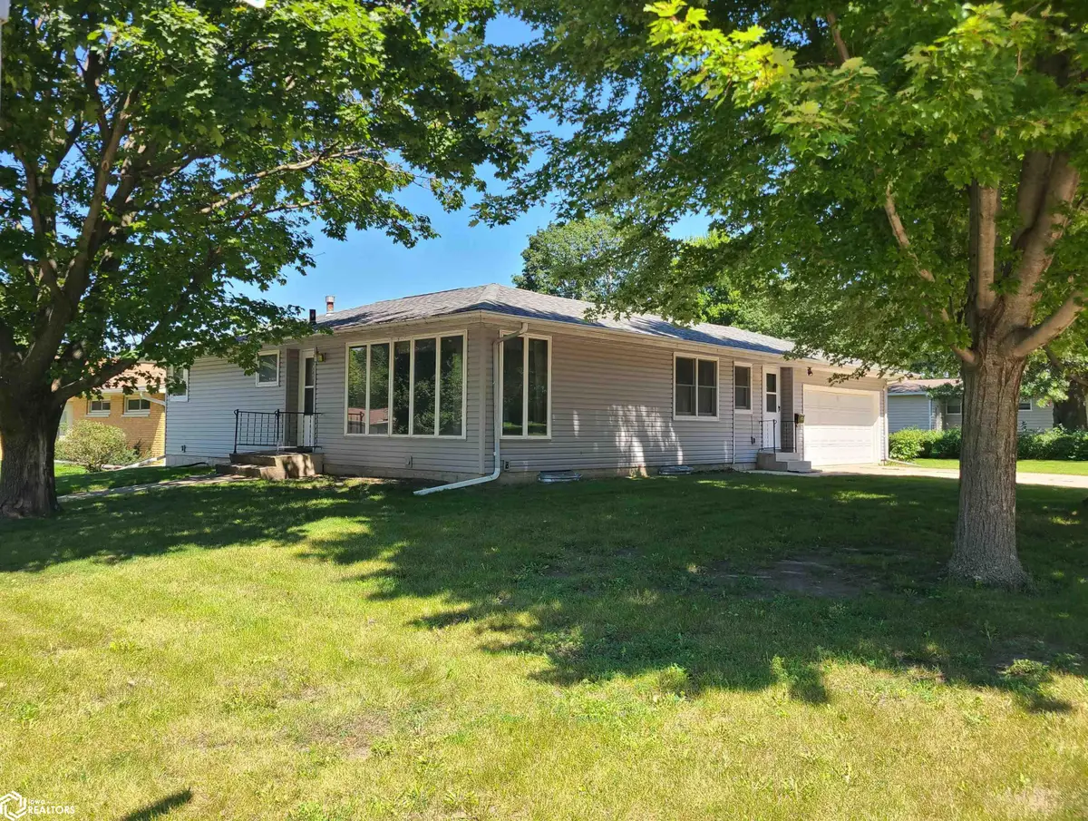 1155 Crestmore Way, Mason City, IA 50401 - #1