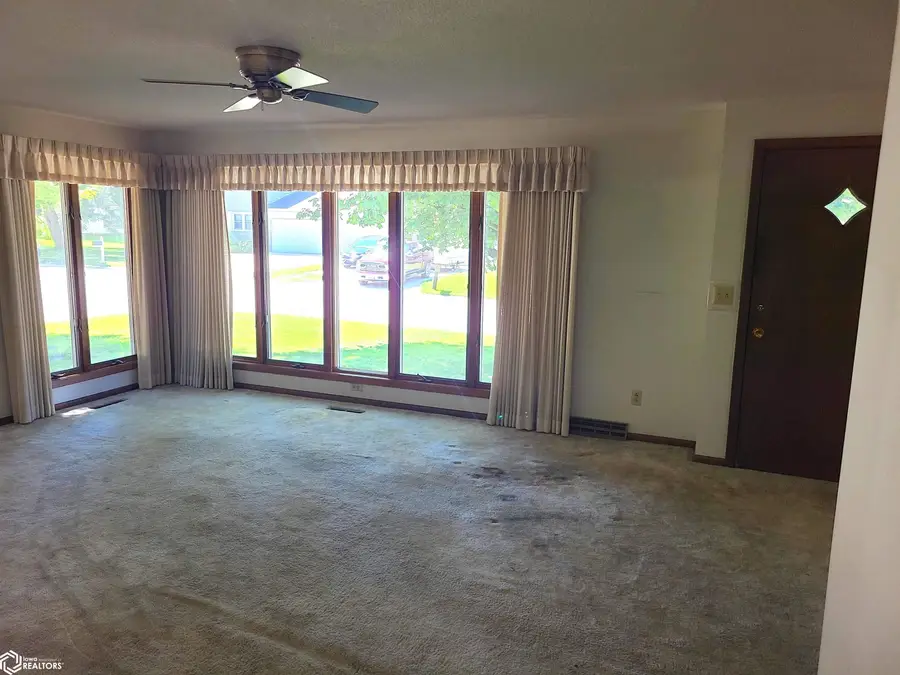 1155 Crestmore Way, Mason City, IA 50401 - #2