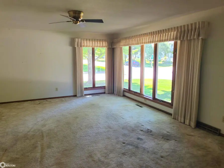 1155 Crestmore Way, Mason City, IA 50401 - #3