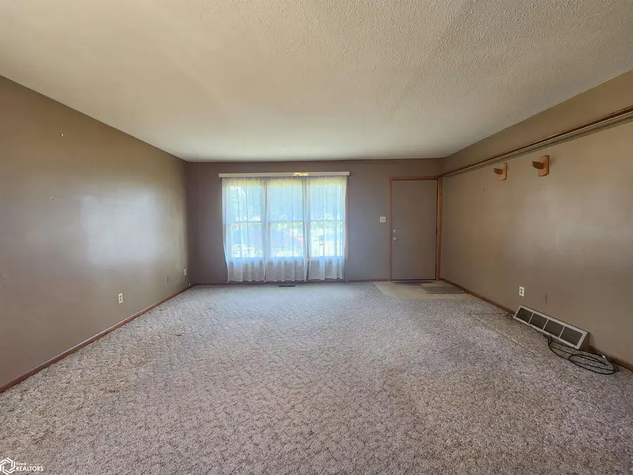 408 26th Street Sw, Mason City, IA 50401 - #3