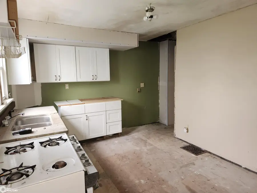 205 E State Street, Toledo, IA 52342 - #2