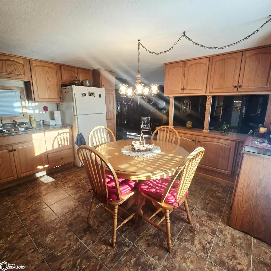 804 2nd Avenue W, Oskaloosa, IA 52577 - #3