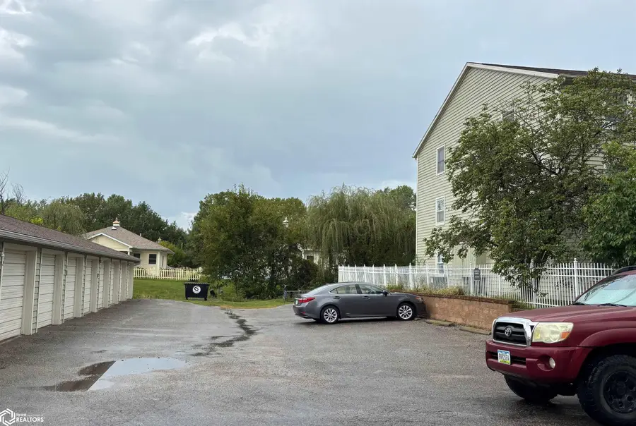 1000 University Manor Drive #A27, Fairfield, IA 52556 - #3