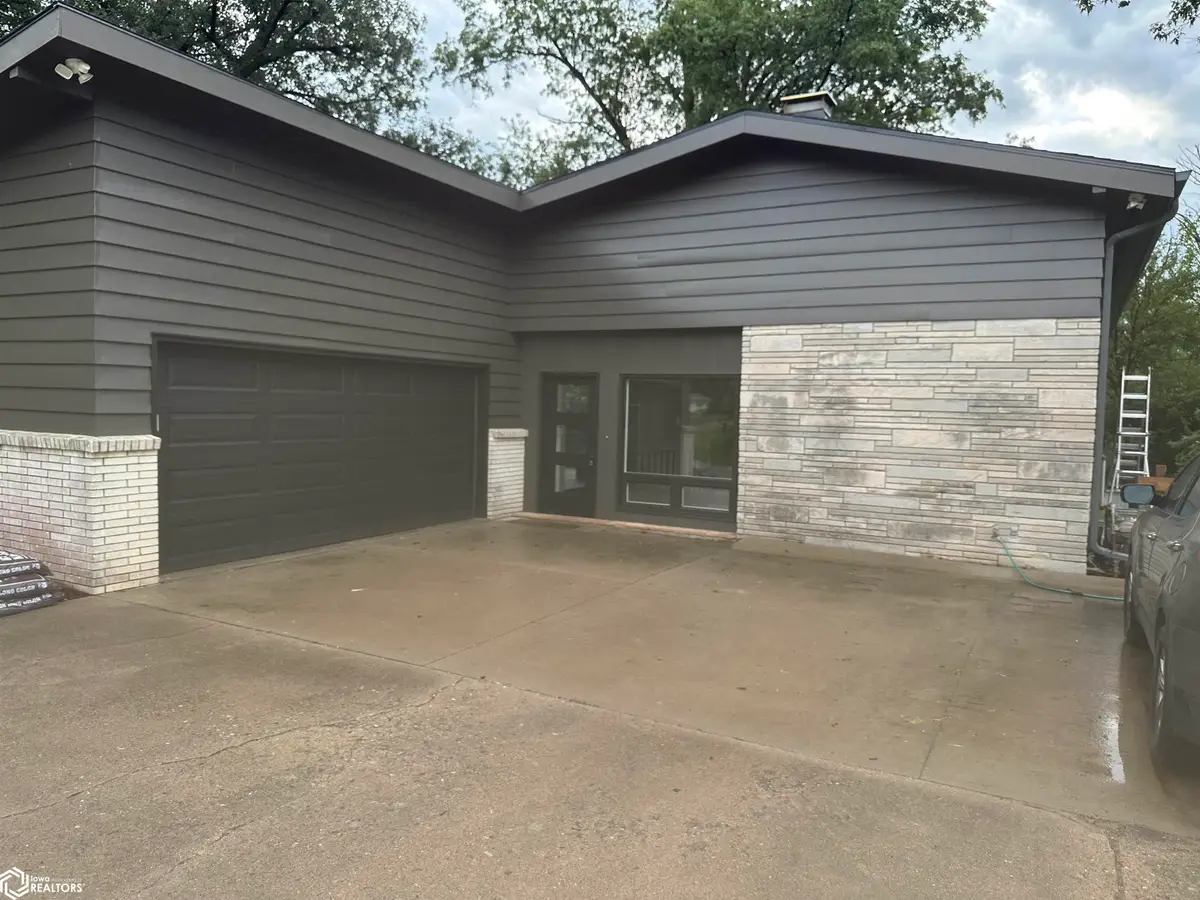 1612 W Lincoln Way, Marshalltown, IA 50158 - #1